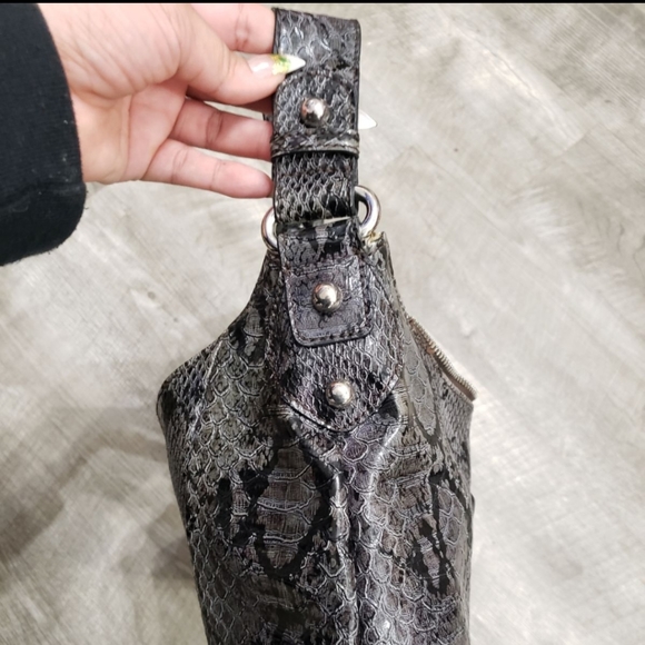 Guess Snakeskin Print Medium Size Purse in Grey & Black - Picture 6 of 14